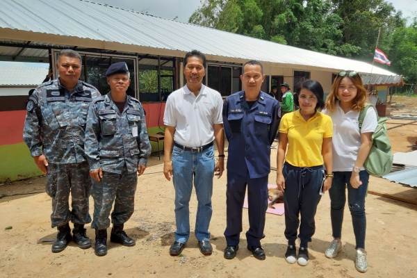 คุณวิทยา ศรีสุวรรณ ผู้ช่วยกรรมการผู้จัดการใหญ่ ฝ่ายพัฒนาการศึกษาอย่างยั่งยืน (SED) และคณะ เดินทางขึ้นไปเยี่ยมดูความก้าวหน้าและให้กำลังใจทีมช่างที่อยู่ระหว่างการซ่อมแซมอาคารเรียนอนุบาล