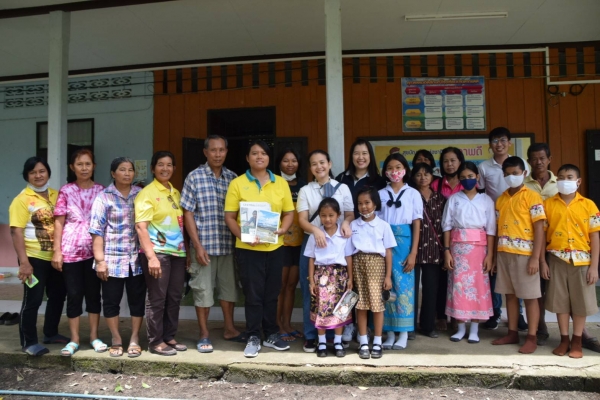 คุณสุธาสินี ศุภศิริสินธุ์และคุณดาราวรรณ ศรีรัตนประภาส   ลงพื้นที่ชุมชนตากแดด จ.พังงา เพื่อประชุมทำความเข้าใจกับผู้นำชุมชนและชาวบ้านเกษตรกรผู้ปลูกข้าวไร่ดอกข่า