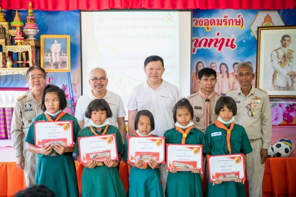 คุณพิชัย จิราธิวัฒน์ พร้อมด้วย ดร.ชาติชาย นรเศรษฐาภรณ์ และคณะผู้บริหารจาก กลุ่มเซ็นทรัล และนายอำเภอ นายก อบต.หนองสนิท ได้เข้าเยี่ยมโรงเรียนบ้านสำโรง(หลวงอุดมรักษ์) จ.สุรินทร์