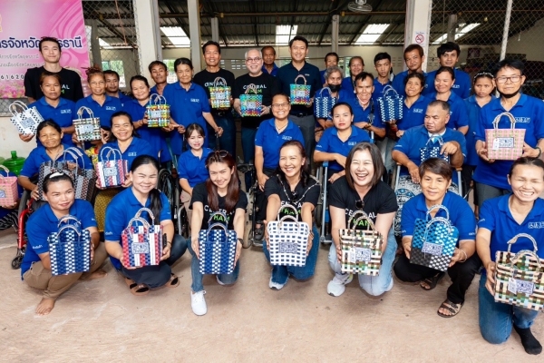 กลุ่มเซ็นทรัลร่วมมือกับสมาคมคนพิการ จังหวัดอุดรธานี ในโครงการสานตระกร้าพลาสติก