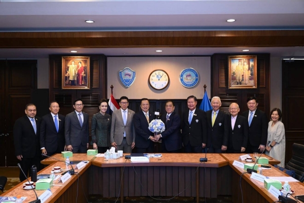 คุณพิชัย จิ​รา​ธิวัฒน์ ​กรรมการบริหาร บริษัทกลุ่มเซ็นทรัล ร่วมประชุมหารือแนวทางการแก้ไขปัญหาเศรษฐกิจของประเทศ